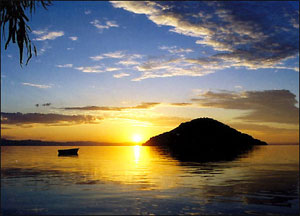 una suggestiva alba sul lago Malawi