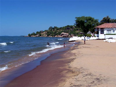 la spiaggia del lago malawi accanto a Livingstonia